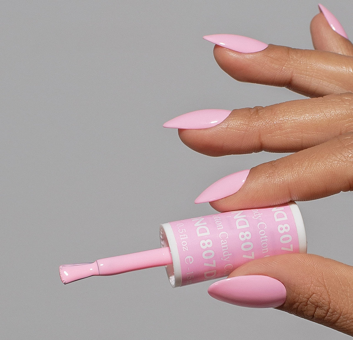 DAISY DND Gel Nail Polish 15ml bottle with Sweet Tooth #004 label