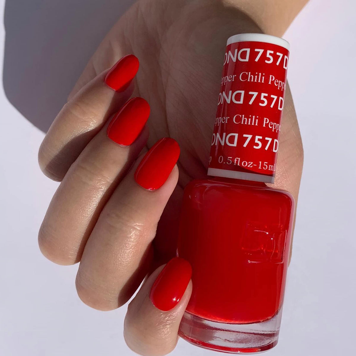 DAISY DND Gel Nail Polish 15ml Chili Pepper #757 bottle