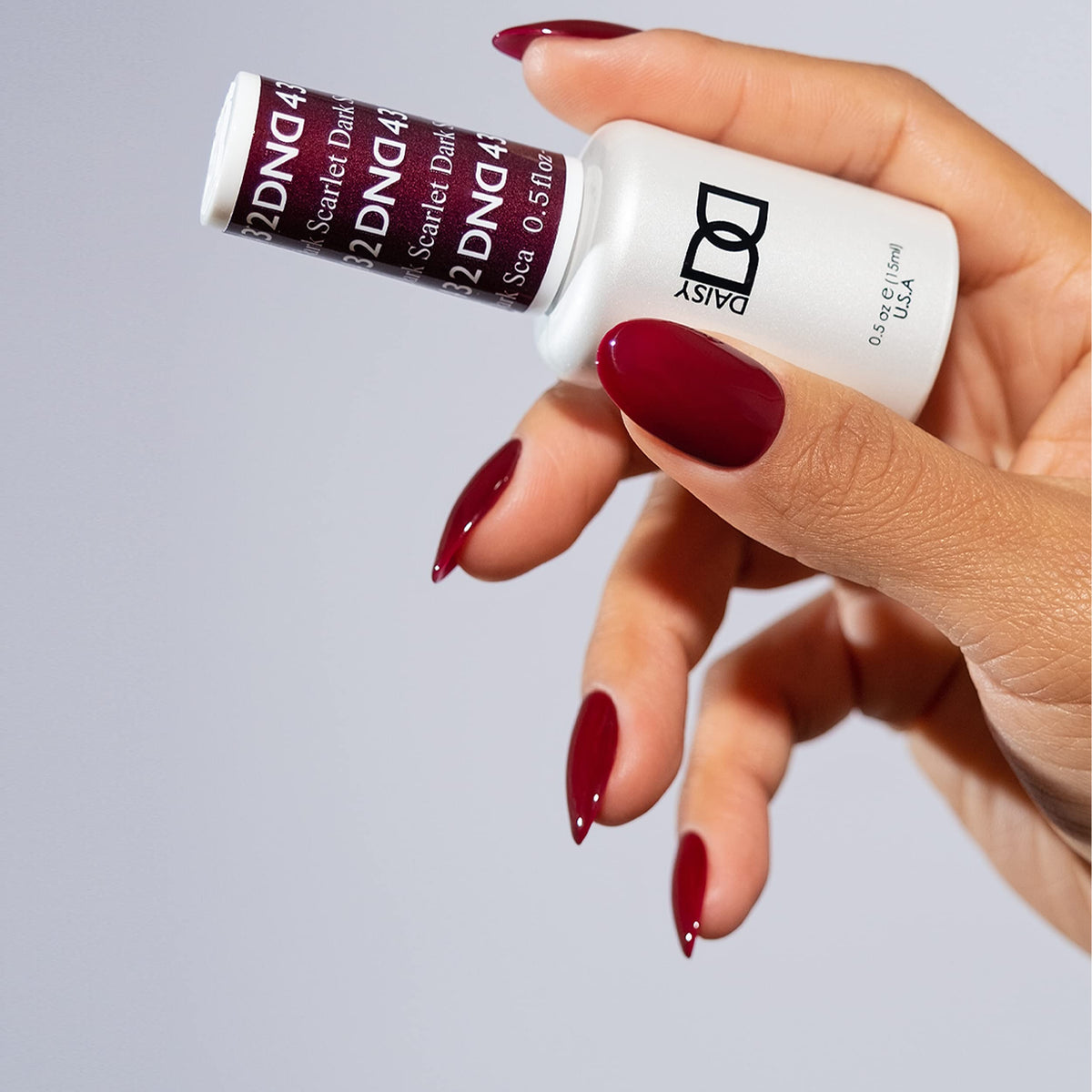 DAISY DND Gel Nail Polish 15ml Dark Scarlet Red bottle