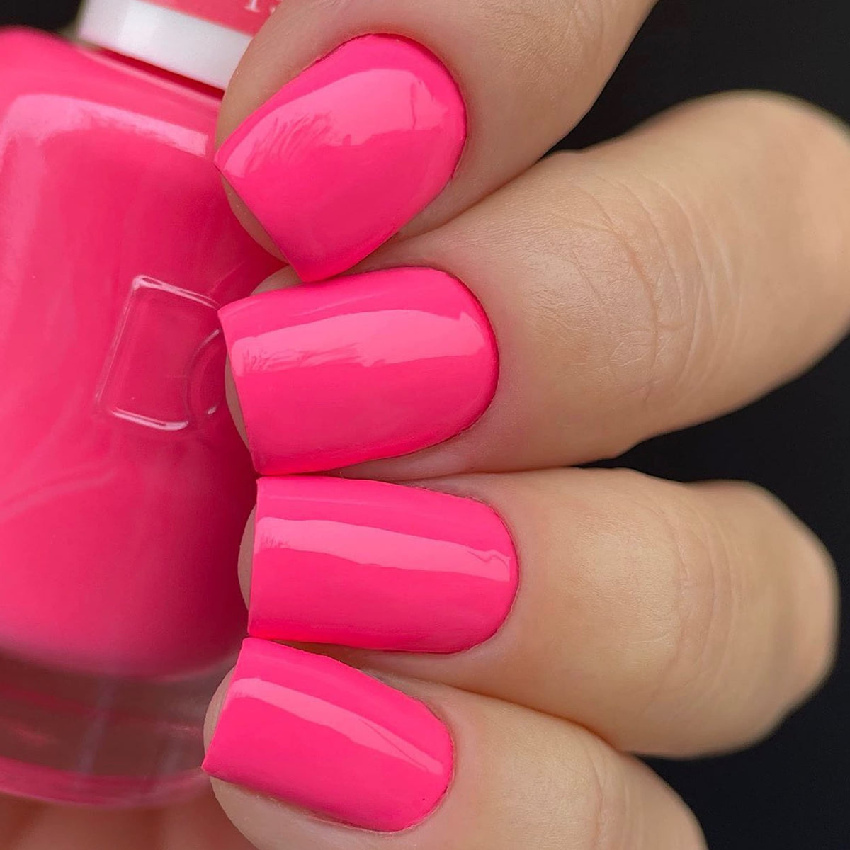 DAISY DND Gel Nail Polish 15ml Sweet Tooth and Lacquer side view