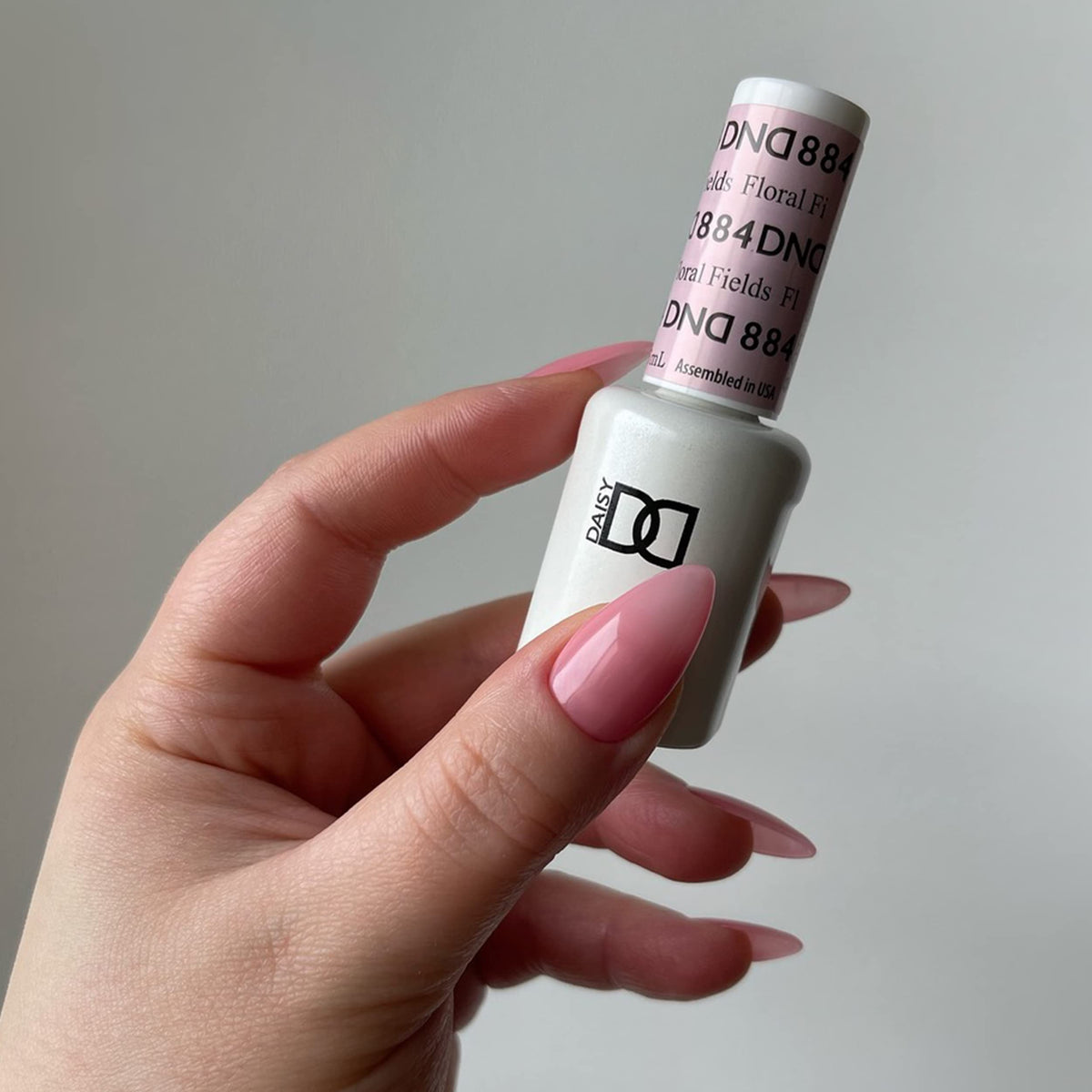DAISY DND Gel Nail Polish and Lacquer bottles side view