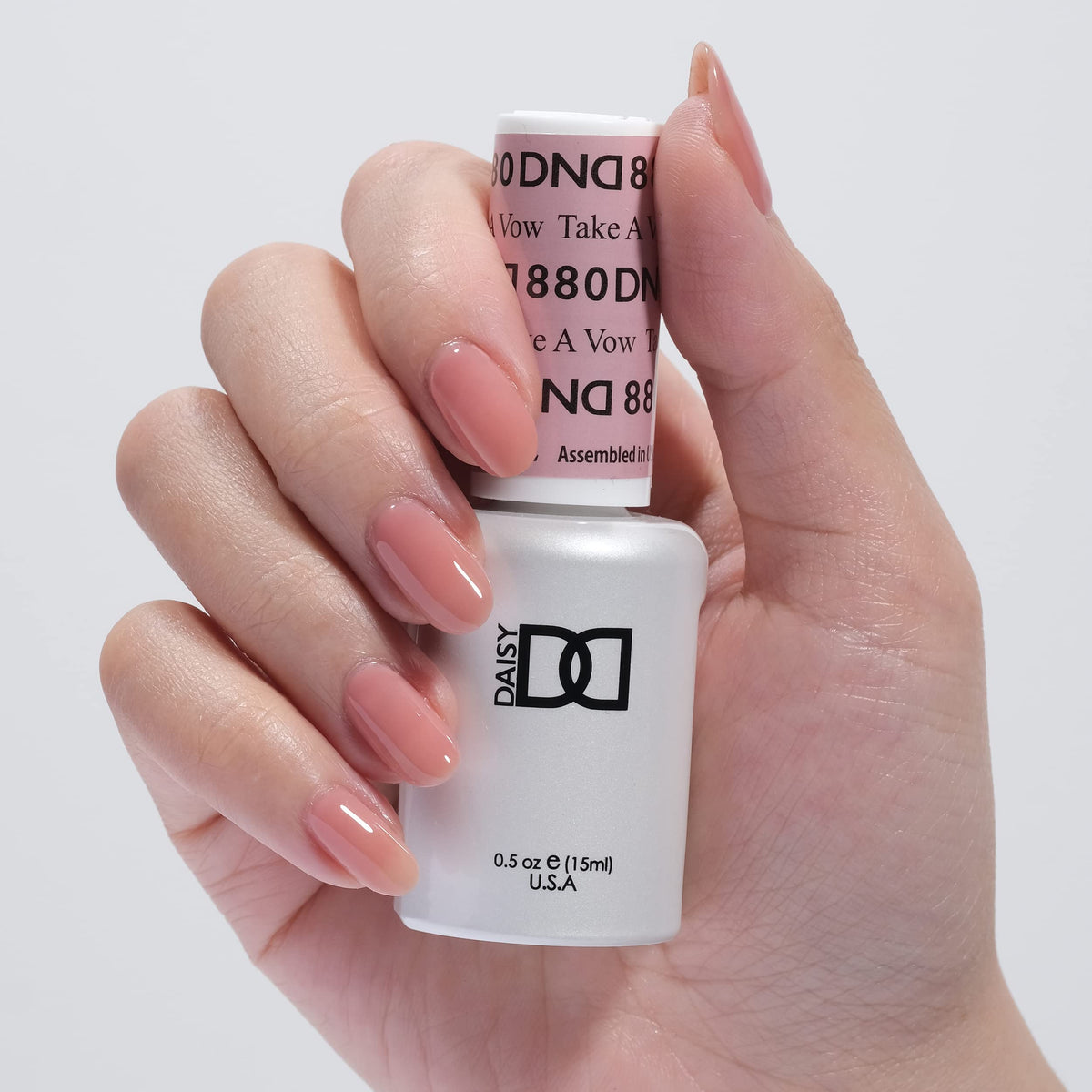 DAISY DND Gel Nail Polish and Lacquer bottles side view