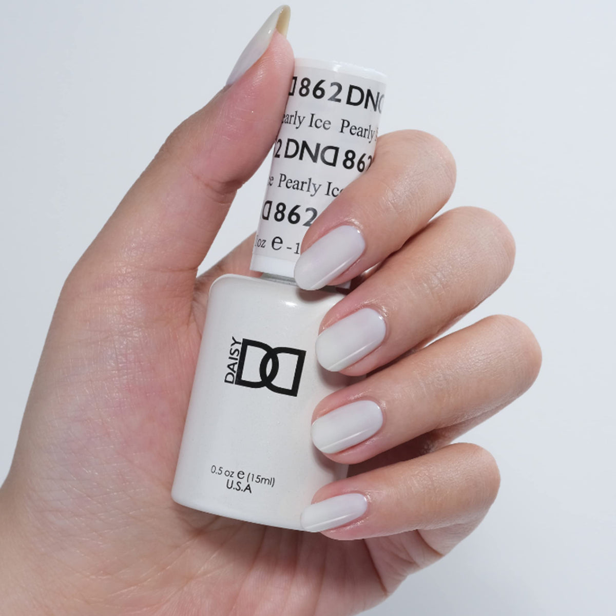 DAISY DND Gel Nail Polish and Lacquer bottles side view