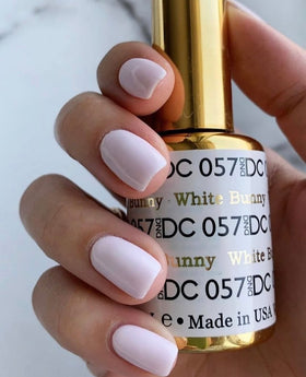 DAISY DND Gel Nail Polish close-up of brush
