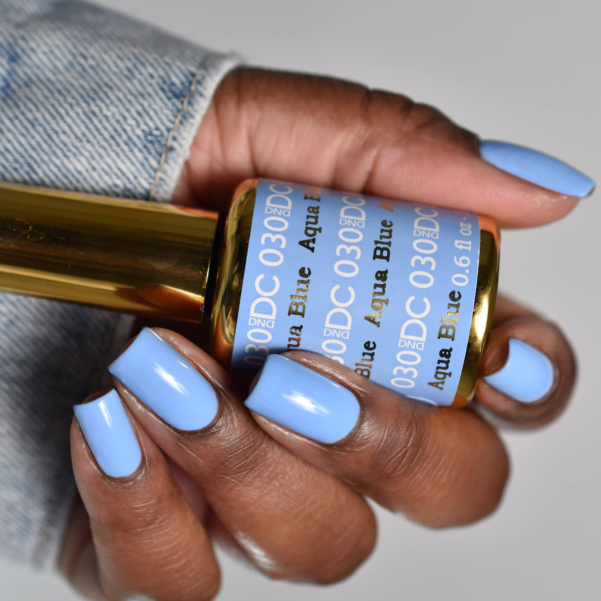 DAISY DND Gel Polish Aqua Blue bottle close-up