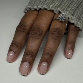 DAISY DND Gel Polish Set in a beauty kit