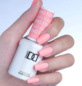 DAISY DND Gel Polish Set Jiggles#724 close-up of creamy peach pink shade