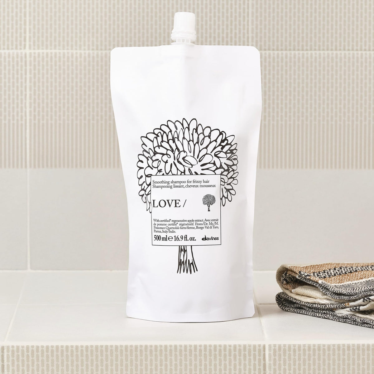Davines LOVE SMOOTHING Shampoo natural ingredients close-up