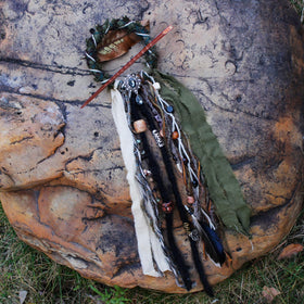 Detailed view of the dreadlock hair tie's ring and length measurement