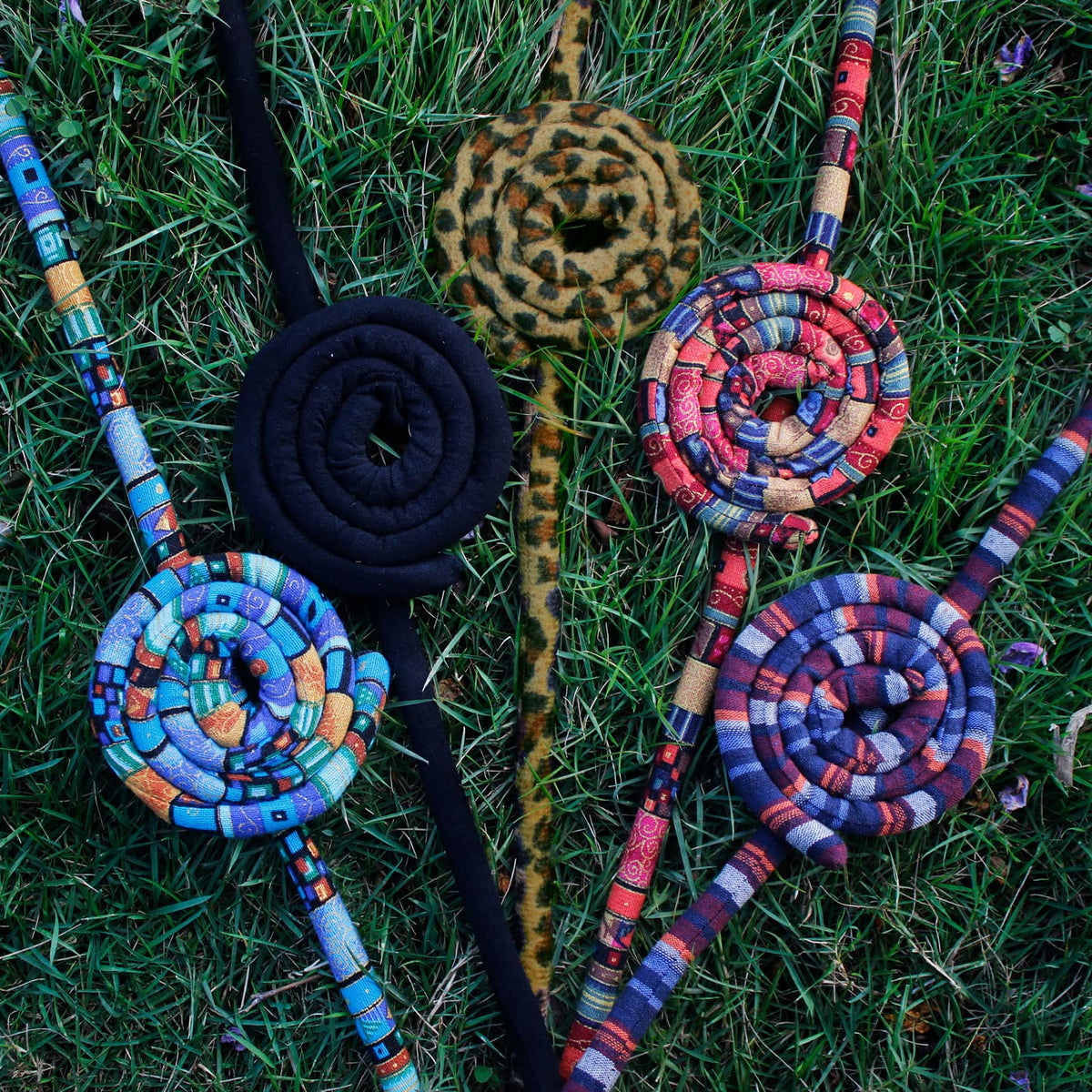 通用 Dreadlock Hair Tie in vibrant colour against a neutral background