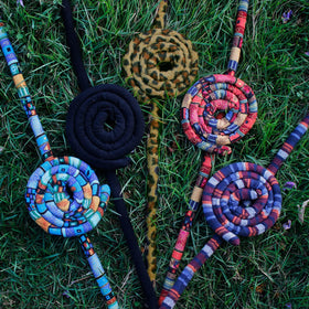 通用 Dreadlock Hair Tie in vibrant colour against a neutral background
