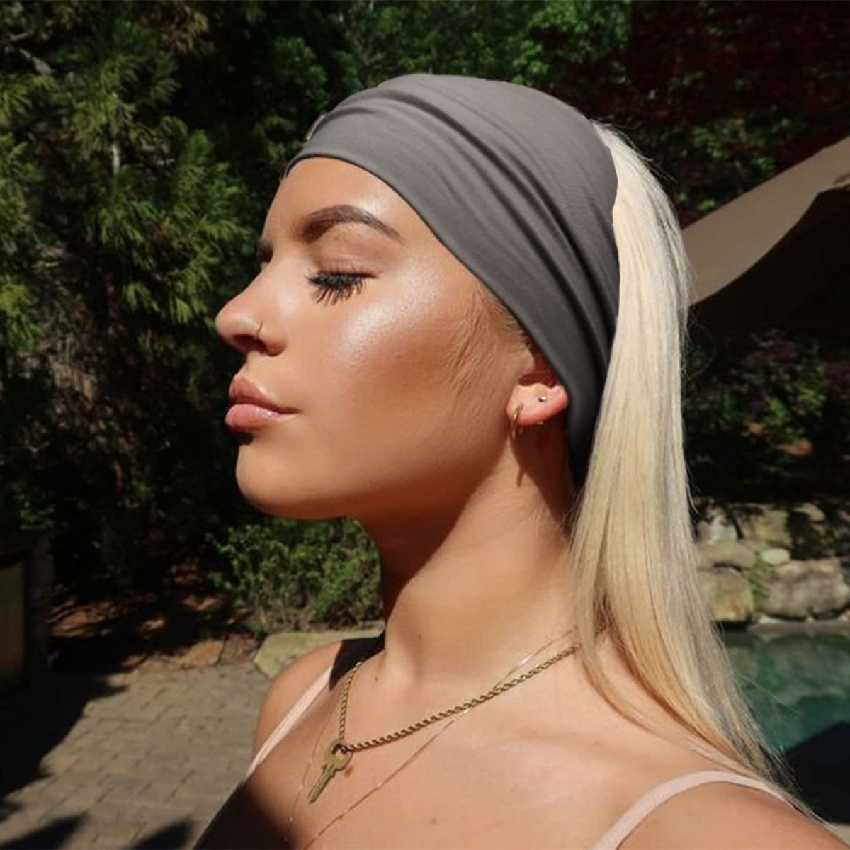 DRESHOW Turban Headband on model showcasing hairstyle