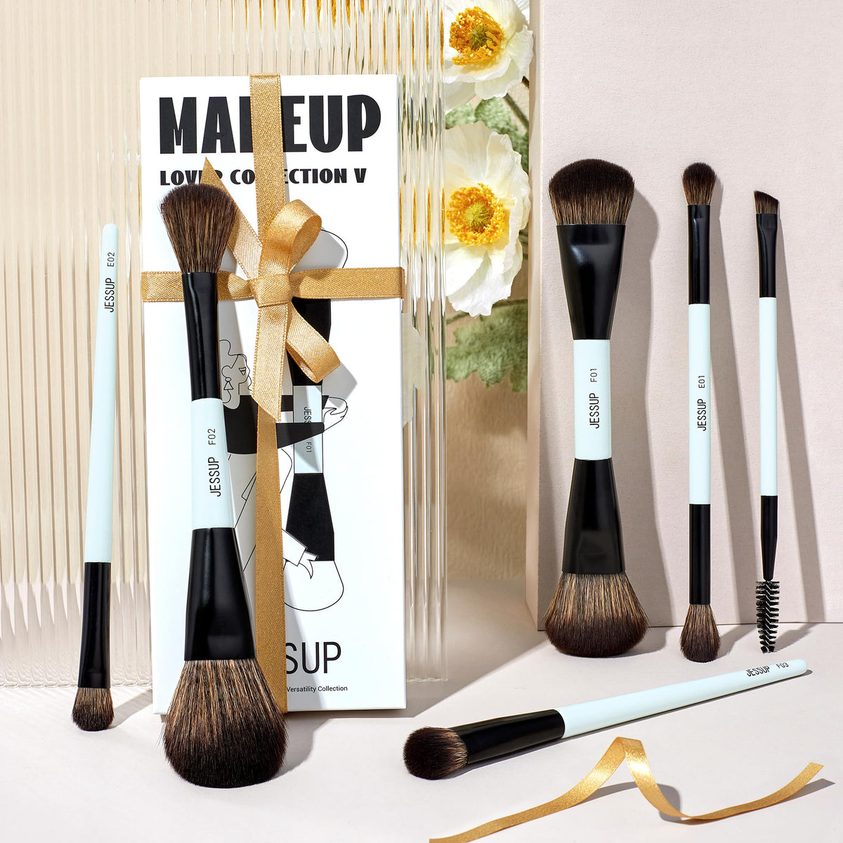 Duo-end blending brush for detailed eye makeup