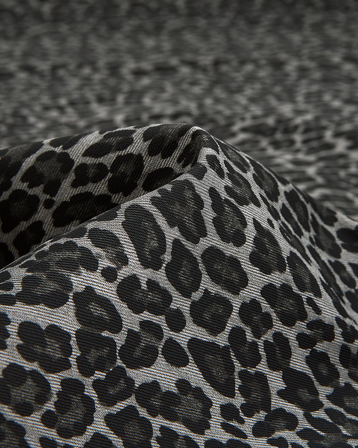 EACHY Travel Makeup Bag Leopard Print water-resistant surface