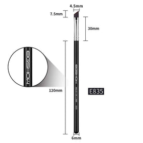 EIGSHOW Eyeliner Brush Fine Angled close-up of bristles