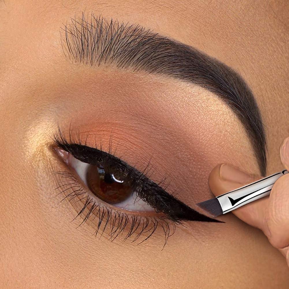 EIGSHOW Eyeliner Brush Fine Angled in makeup application