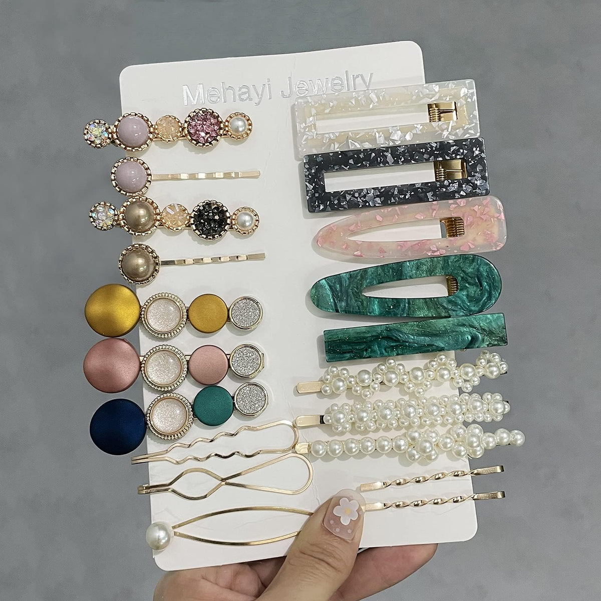 Elegant pearl hair clips from Mehayi set