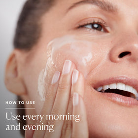 ELEMIS Dynamic Resurfacing Facial Wash 200ml texture on hand