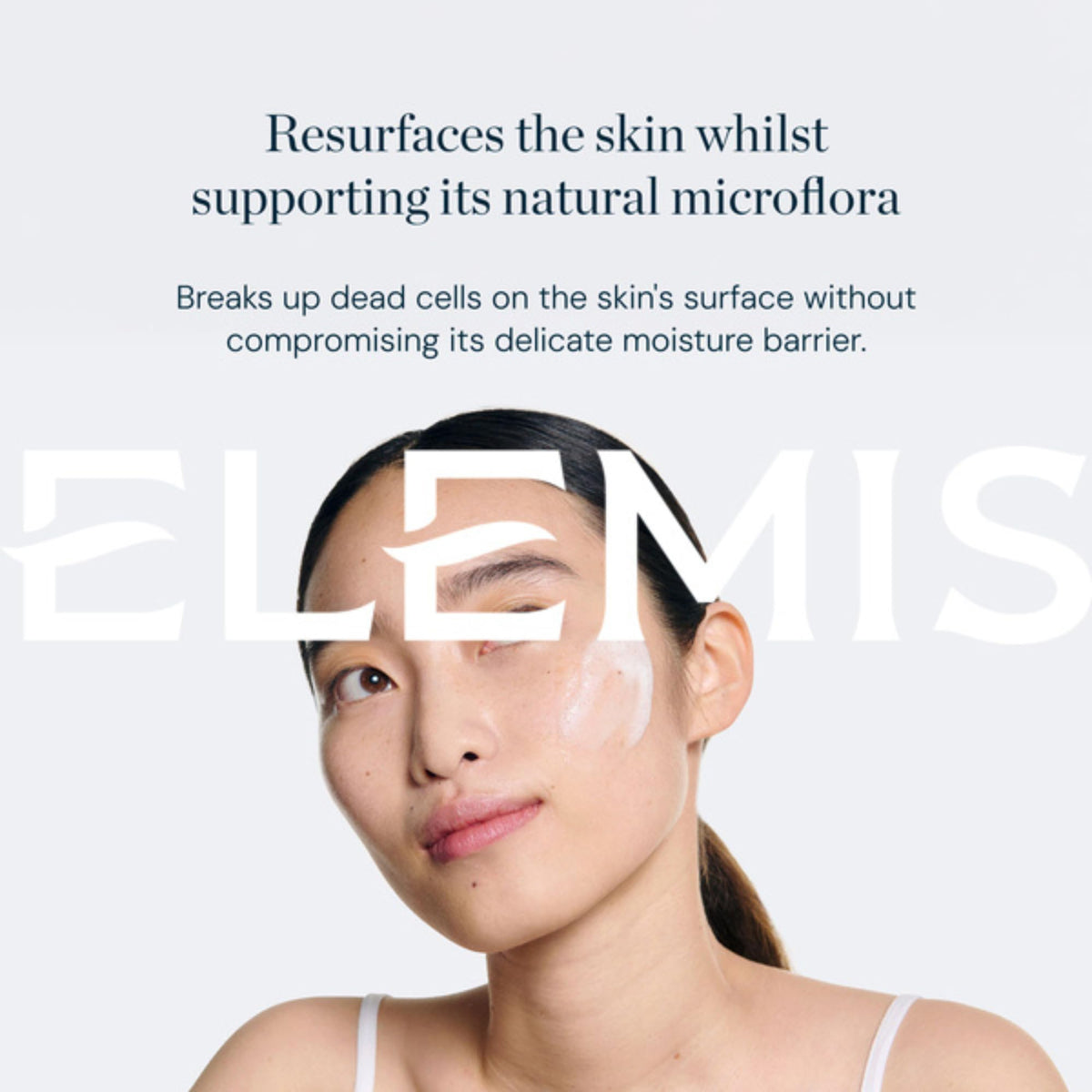 ELEMIS Dynamic Resurfacing Facial Wash texture on hand