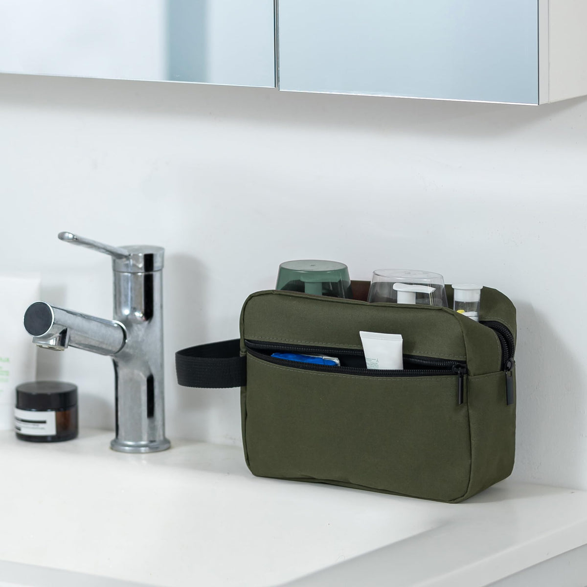 Elviros Hanging Toiletry Bag with reinforced handles