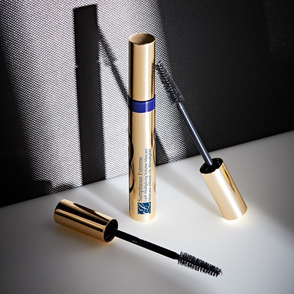 Estée Lauder Sumptuous Extreme Mascara 01 Extreme Black on model's lashes
