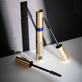 Estée Lauder Sumptuous Extreme Mascara 01 Extreme Black on model's lashes