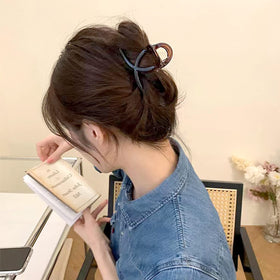 FAELBATY tortoiseshell brown hair claw clip in use