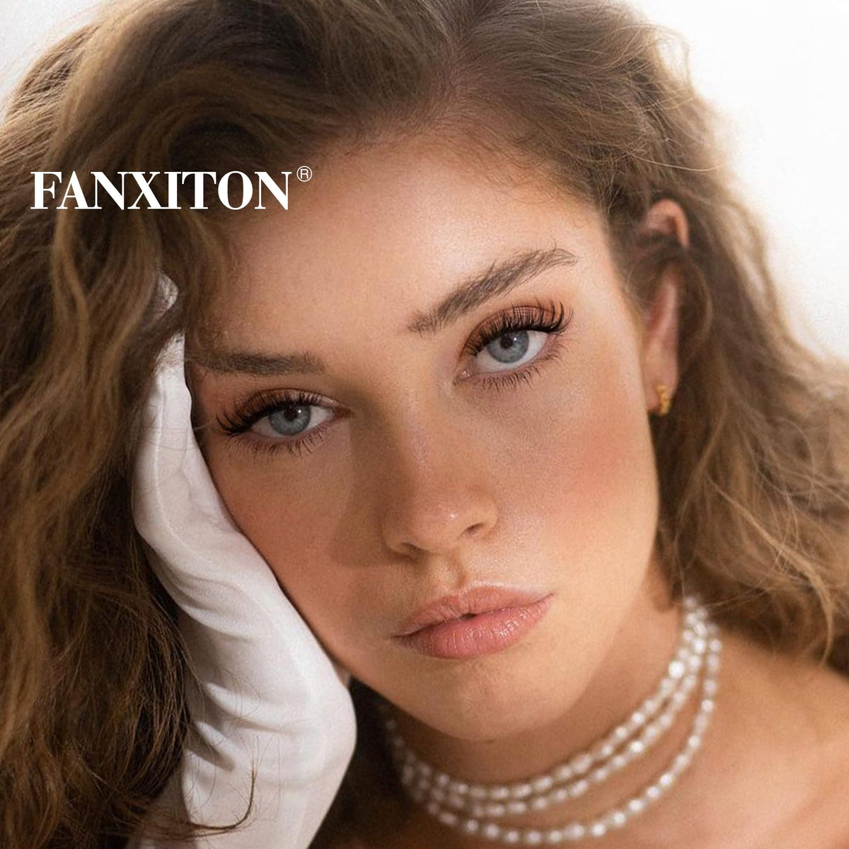 FANXITON Lash Clusters applied on model's eyes