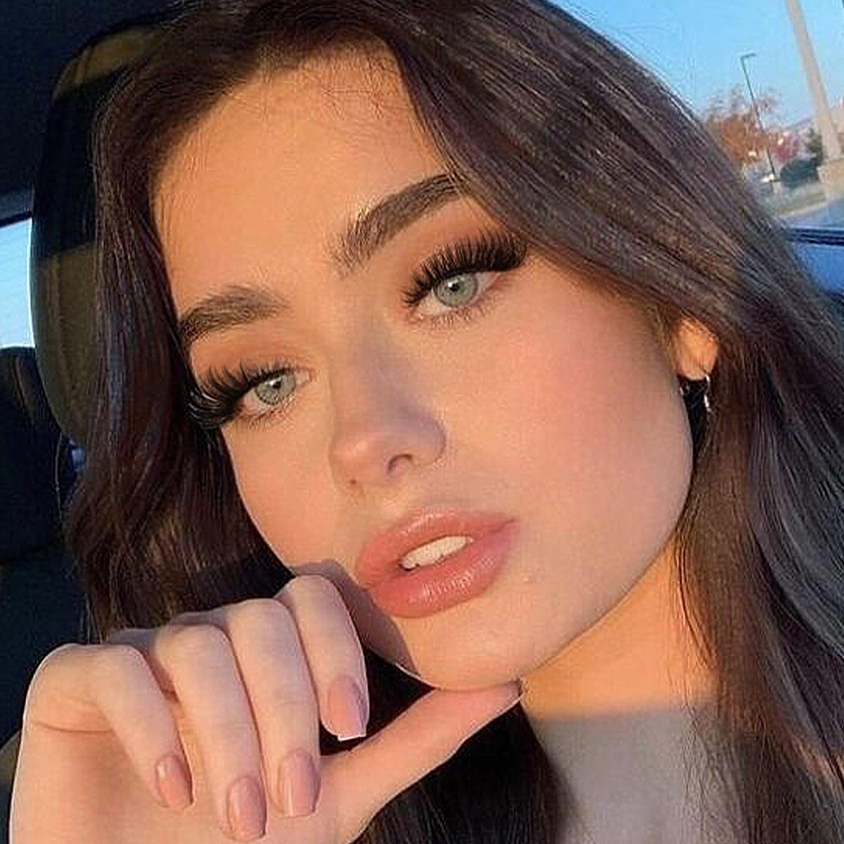 FANXITON Lash Clusters in use on model's eyes