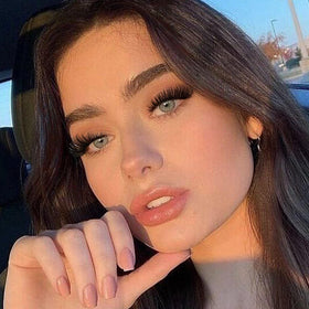 FANXITON Lash Clusters in use on model's eyes
