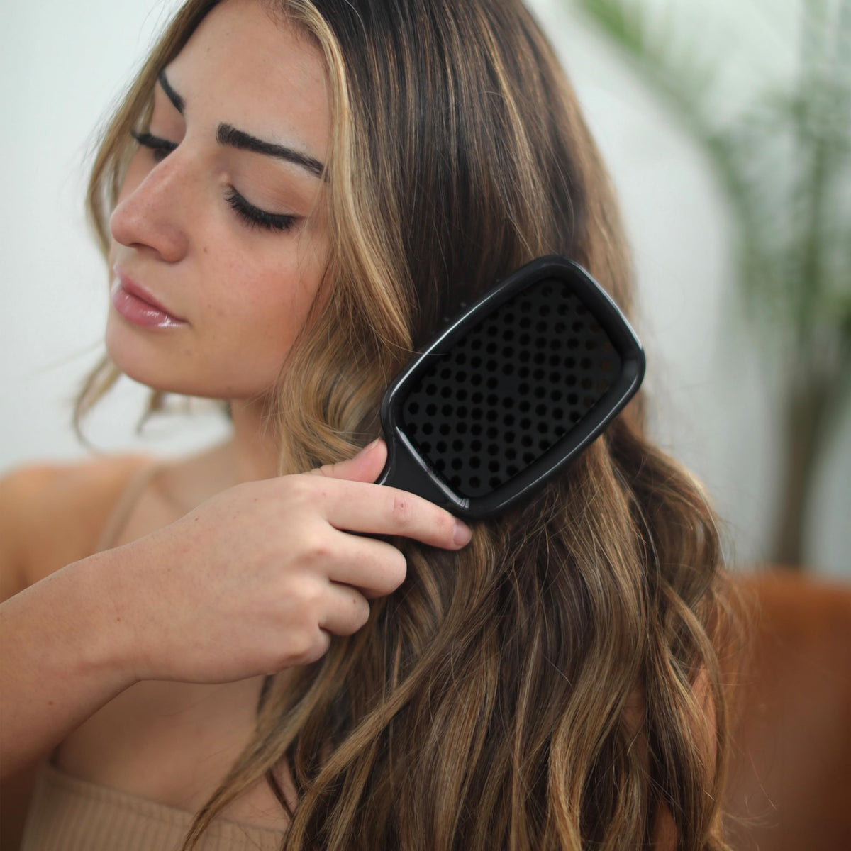 FHI Heat UNbrush Detangling Brush back view with vented design