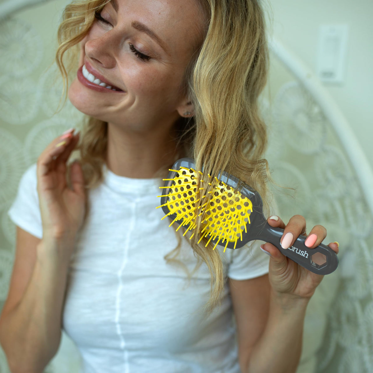 FHI Heat UNbrush lifestyle scene with family
