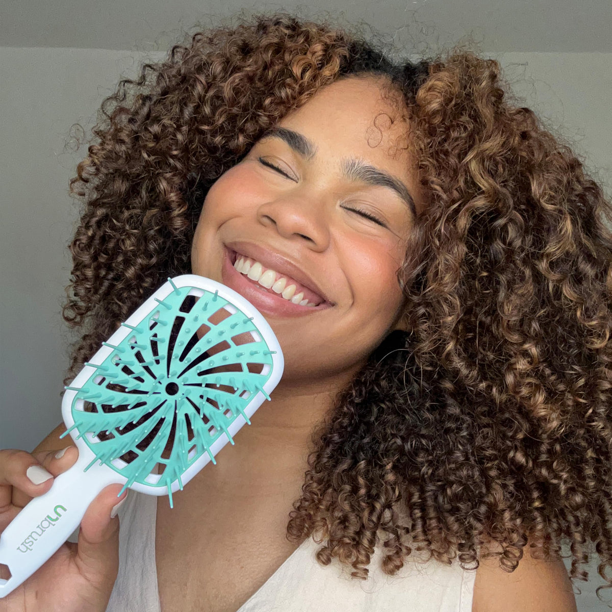 FHI Heat UNbrush Plus side view highlighting lightweight design