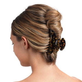 Fsmiling medium claw hair clip in casual setting