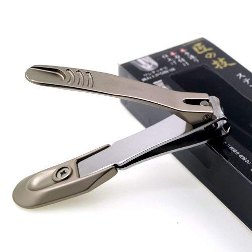 匠の技 G-1205 Nail Clipper in use on fingernails