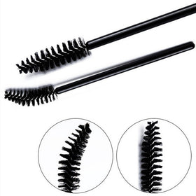 G2PLUS eyelash brush close-up showing flexible spoolie head