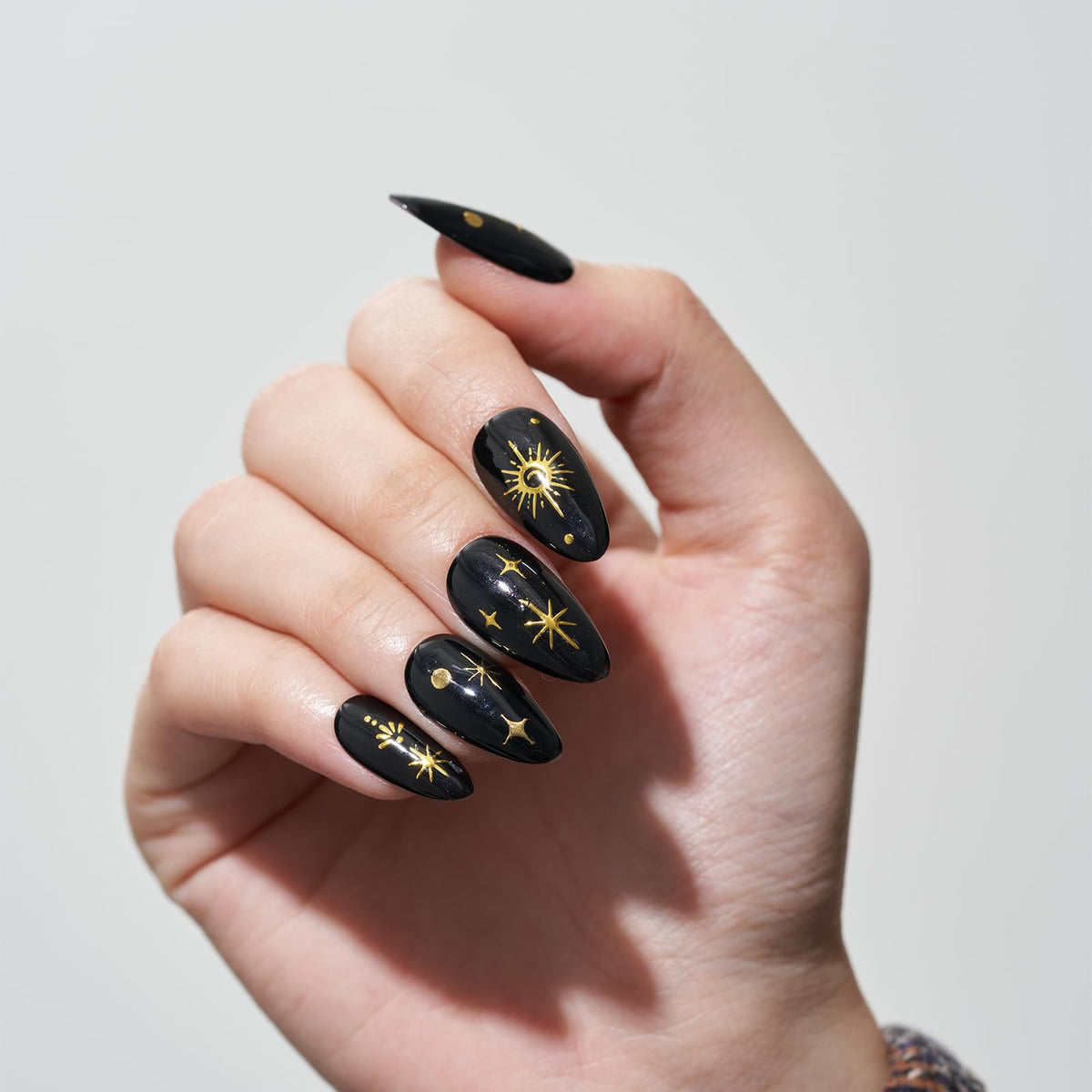 GLAMERMAID Press on Nails Gothic Star Black Gel close-up