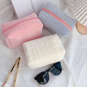 HABUAETY small cosmetic bag in a travel setting
