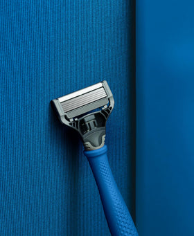 Harry's razor showing flex hinge and lubricating strip