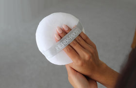 Herb & Root Body Powder vanilla scent close-up