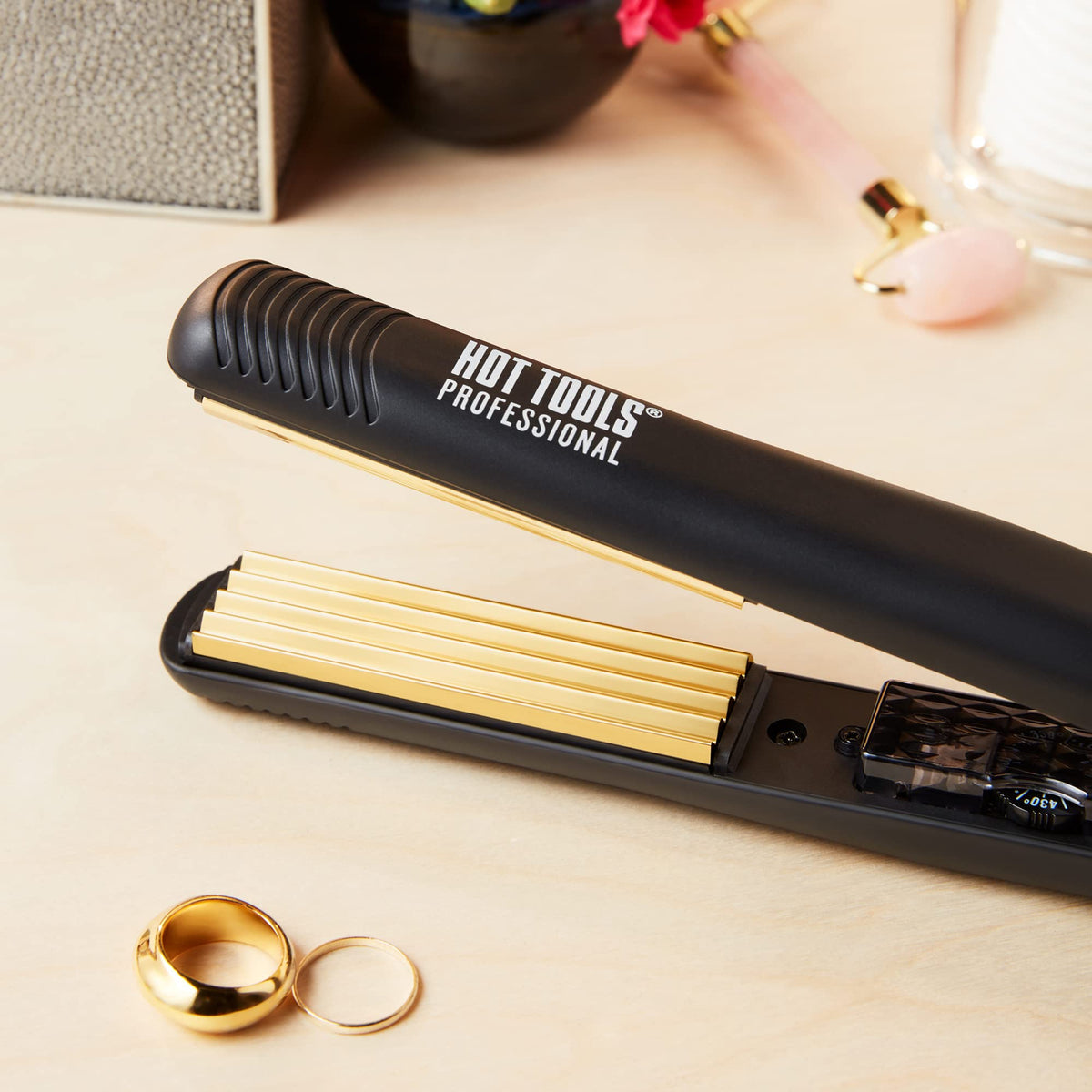 HOT TOOLS 24K Gold Crimping Iron packaging