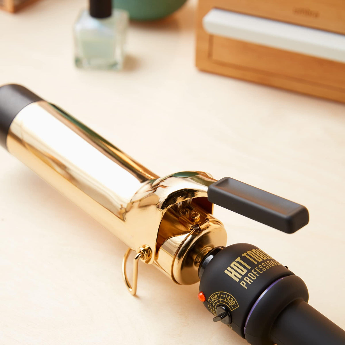 HOT TOOLS 24K Gold Curling Iron close-up of 24K gold barrel