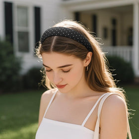 Huachi headband in black colour on a model