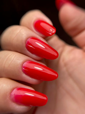IN.HYPE Builder Gel 132g application on nails