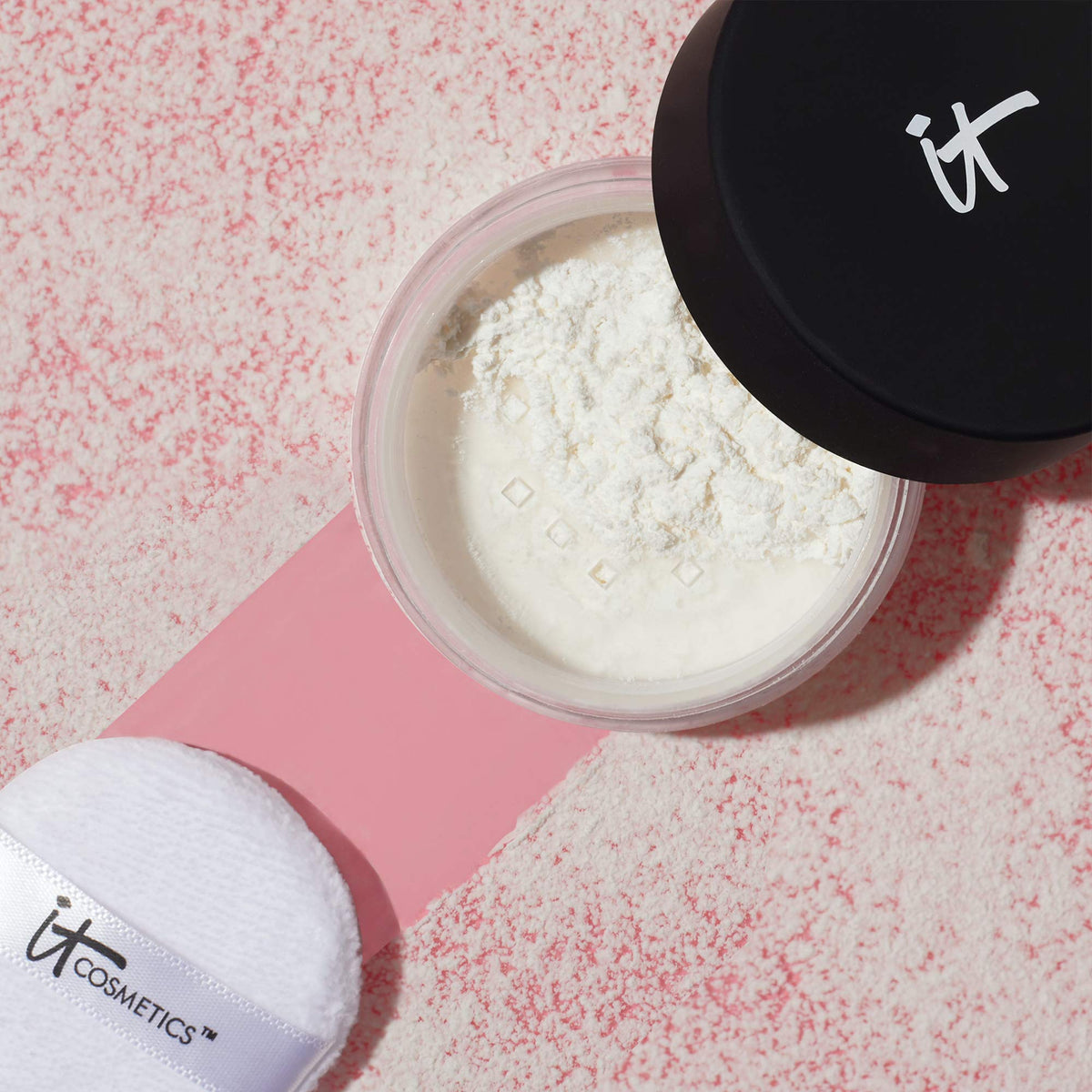 IT Cosmetics Bye Bye Pores Loose Setting Powder in use