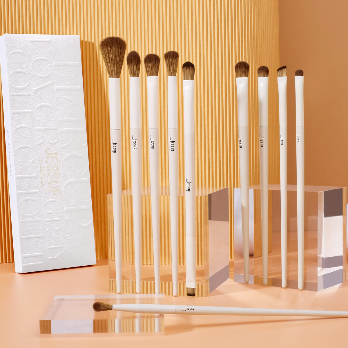 Jessup ergonomic handle detail on eye makeup brush