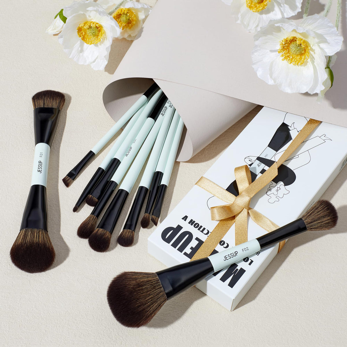 Jessup eyeliner brush with matte black ferrule