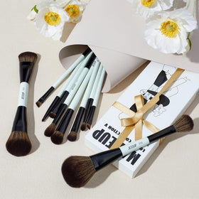 Jessup eyeliner brush with matte black ferrule