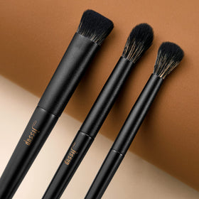 Jessup pointed eyeshadow brush with detailed bristles