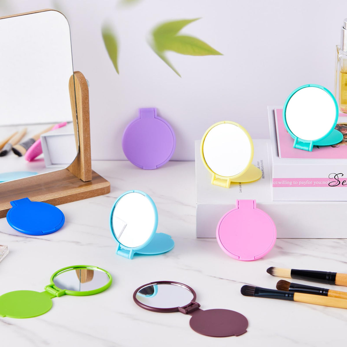 Jetec compact mirrors arranged in a colourful display